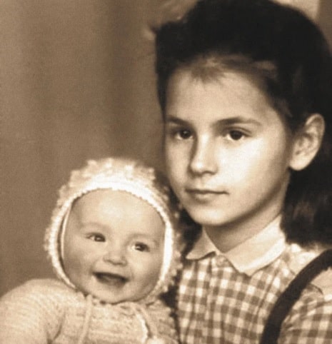 Маша Ефросинина и ее сестра Лиза в детстве
